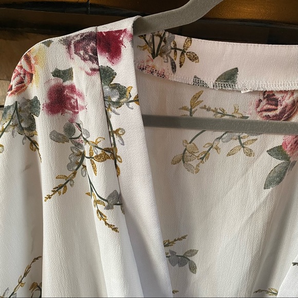 🌼 Floral Blouse 🌸 - Picture 3 of 4